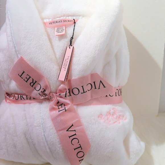 Victoria's Secret Cozy Plush Short Robe NWT - Picture 2 of 3